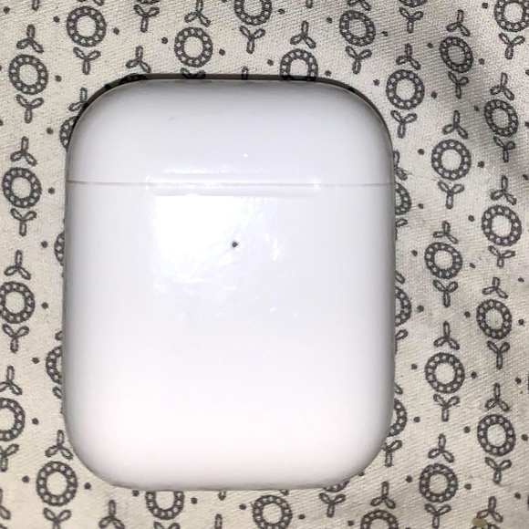 All white AirPod case - Picture 1 of 4
